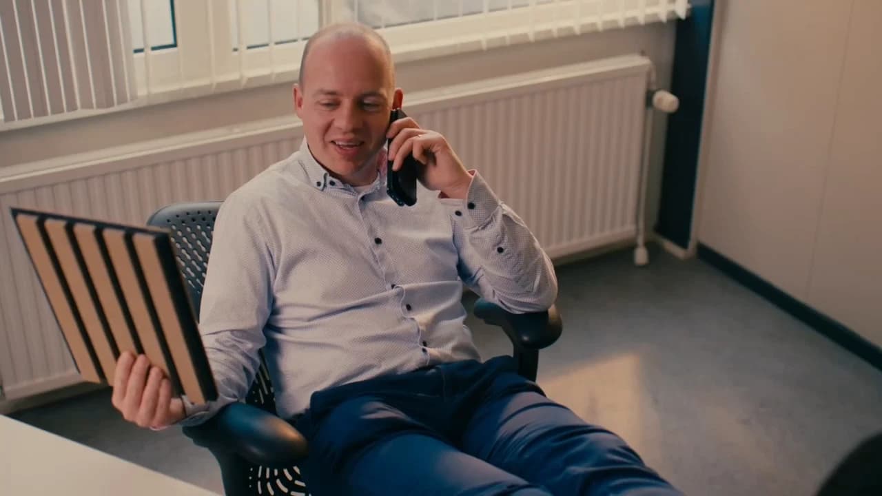 John van SAM Panels aan de telefoon op kantoor