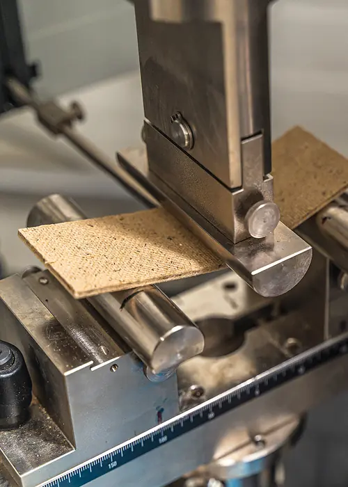 Plaatmateriaal van SAM Panels wordt getest in een buigtestopstelling van metaal